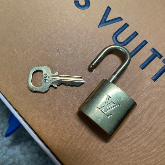 Louis Vuitton brass padlock - Picture 4 of 8